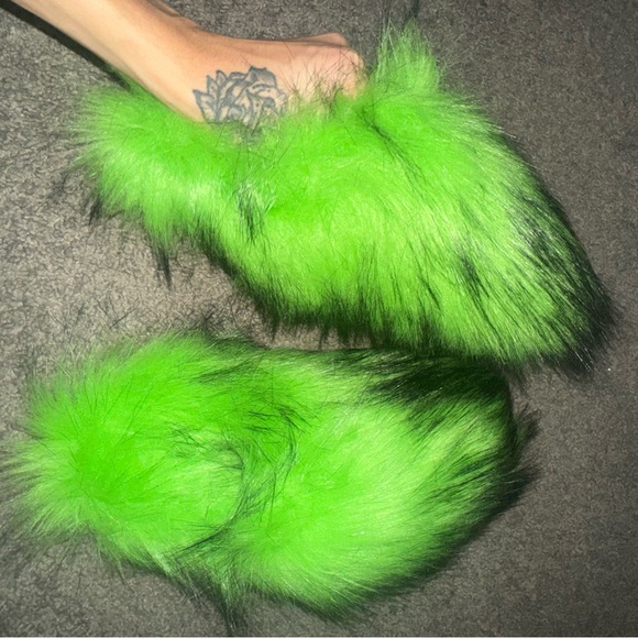 Puffy green slides *NEED SOLD ASAP size 6 Brand new never worn - Picture 3 of 4